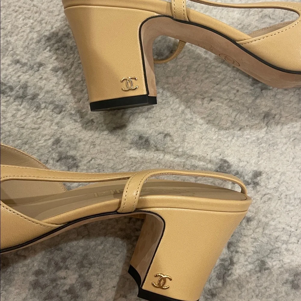 CHANEL Beige and Black Slingback Mules - Picture 4 of 9